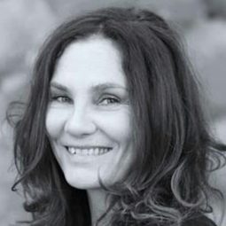 Viviana Di Bert - 黑夜的偽裝演員 飾演Road Robbery Victim