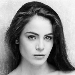 恩施畢娜 飾演 Alexis Hamilton