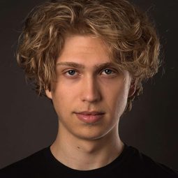 Mathias Storhøi 飾演 Kalle