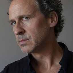 Rogelio Gracia 飾演 