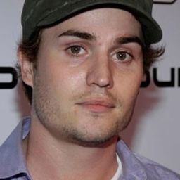 Nathan Bexton 飾演 Noah