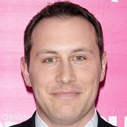 麥克·卡爾森 飾演 Victor