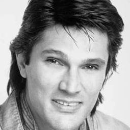 Antony Alda - 戲假情真演員 飾演Film Crew Member