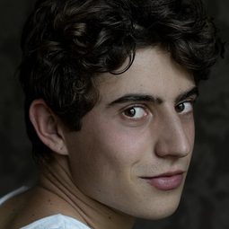 Leo Altaras 飾演 Paul