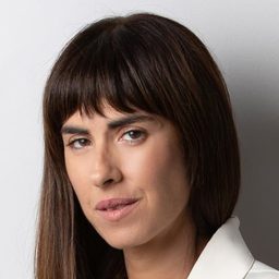 Katia Goulioni 飾演 Polyxeni