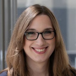 Sarah McBride 飾演 