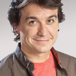 Javier Veiga 飾演 Marcial