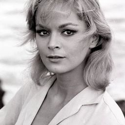 Letícia Román 飾演 Evelines