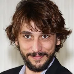 Corrado Fortuna 飾演 Angelo