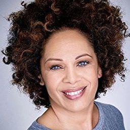 Iris Peynado 飾演 Pilar