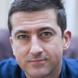 Paul Popplewell 飾演 Simon