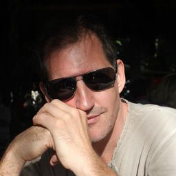 John Speredakos 飾演 Otis