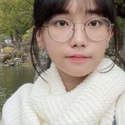 Aurel Mayori 飾演 Jenny