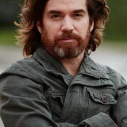 Nicolas Montero 飾演 Carlos