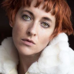 Kate Adair 飾演 Crack Girlfriend