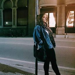 Roxanne Peguet 飾演 Narrator