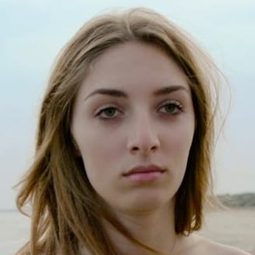 Ylenia Galtieri 飾演 Claudia