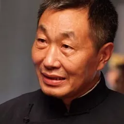 杜源 飾演 Factory Director Shen