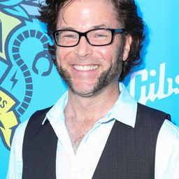 Trip Hope 飾演 Flynn / Father