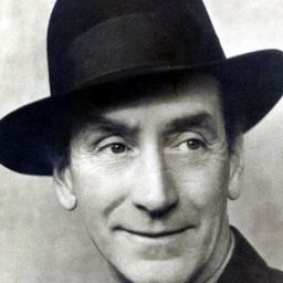 J.H. Roberts 飾演 Dr. Sheppard