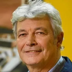 Roberto Alpi 飾演 Bancario