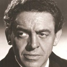 Eddie Byrne 飾演 Petty Officer Filkins