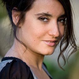 Véronique Volta 飾演 Sandrine