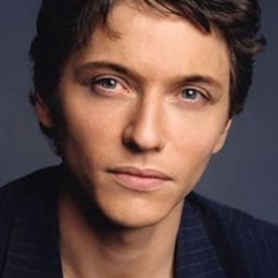 Raphaël Haroche 飾演 Louis