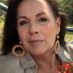 Mónica Gonzaga 飾演 Mimí