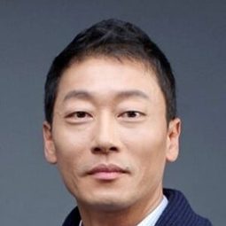 Jang Ui-don - 活著#Alive演員 飾演Veranda Glass Door Man