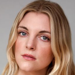 Lauren Beatty 飾演 Lauren