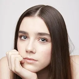 史特琳·傑林斯 飾演 Constance Lane