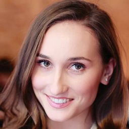 Anastasia Vinokur 飾演 Anxious-to-be-younger-than-she-is Dacha Dweller