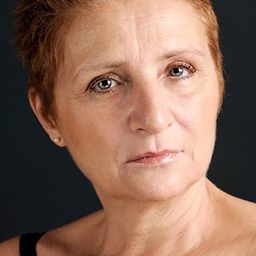 Rüçhan Çalışkur 飾演 Zeynep'in Annesi