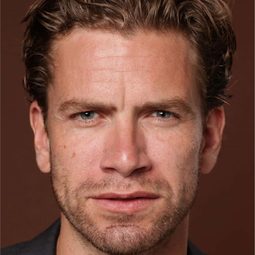 尼可萊·李·凱斯 飾演 Carl Mørck