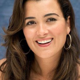 Cote de Pablo 飾演 Bruja