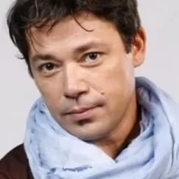 Cristian Iacob 飾演 Vasil