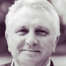 Eike Wilm Schulte 飾演 Musiklehrer