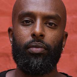 Esrom Kidane 飾演 Teacher