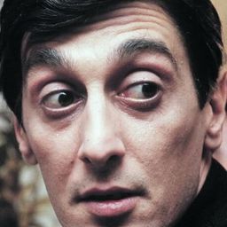 Flavio Bucci 飾演 Direttore del carcere