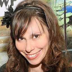 Karina Kecskés 飾演 Betti