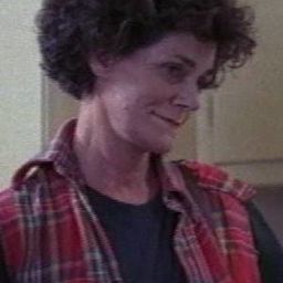 Maureen Byrnes 飾演 Lena Right