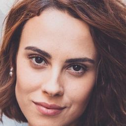 Alba García 飾演 Sara