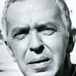 Ivor Francis 飾演 Prof. Noah Tyler