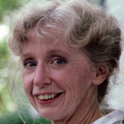 安·哈莉 - 肥媽先生演員 飾演Mrs. Sellner