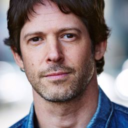 Trevor Lissauer - 樂來越愛你演員 飾演Valet