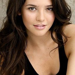 Stephanie Pearson 飾演 Jennie