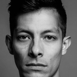 路易·艾伯提 - 戀你在他方演員 飾演Cucusa