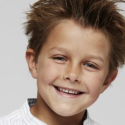 Luca Reichardt Ben Coker 飾演 