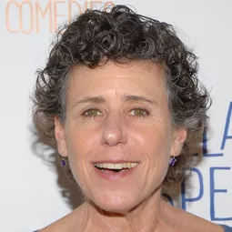 朱莉·凱夫納 飾演 Self